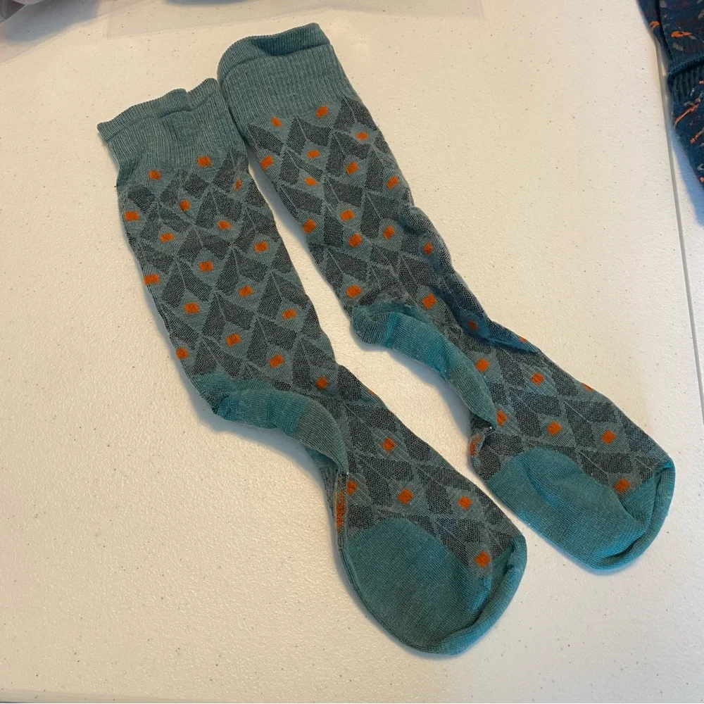 Bundle of 2 Smartwool women’s mid calf length socks small/medium thin hiking_6